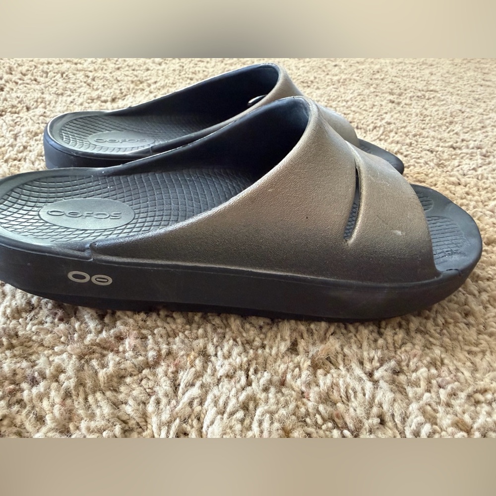 Oofos slide sandals M8 W10